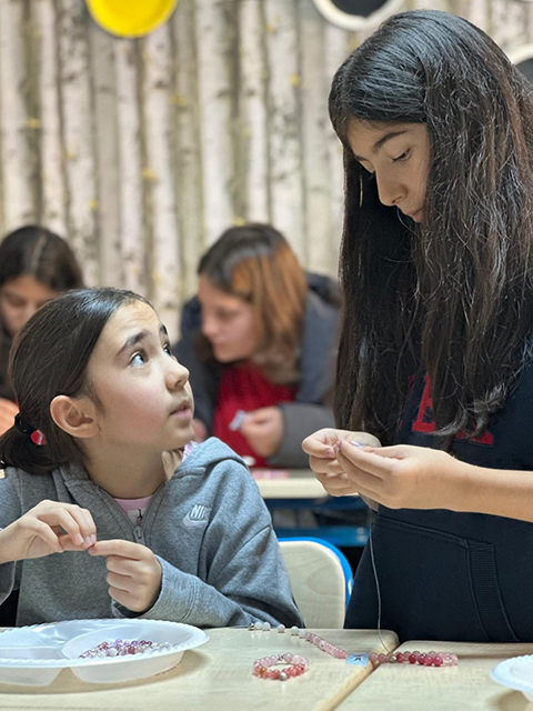Aydil Okulu Öğrencileri ile Bileklik Atölyesi